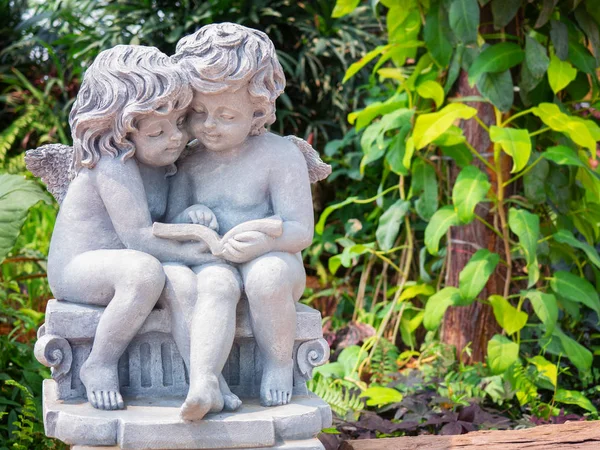 Escultura Cupido no jardim . — Fotografia de Stock