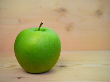 Ahşap zemin üzerinde Olgun yeşil elma. 