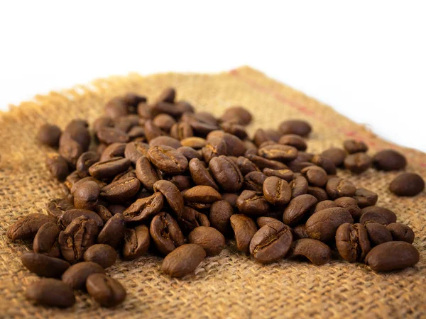 Kaffebönor, brun säckväv bakgrund. — Stockfoto