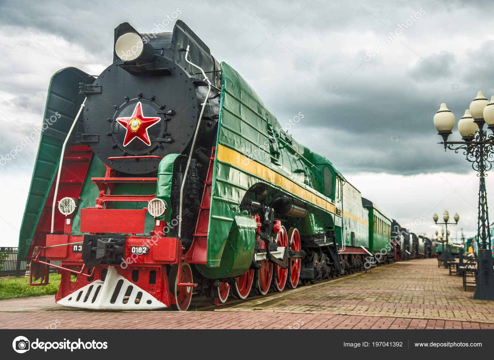 Tren Verde Vapor Urss Con Estrella Roja Fondo Del Cielo — Foto de stock  #197041392 © borjomi88, image size:1600x1168
