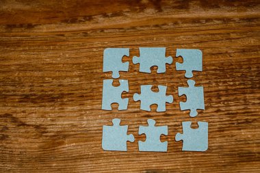 ahşap arka plan üzerinde adet bulmaca. bağlantı insanlar kavramı