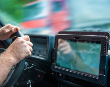 Yüzü yok. adam tablet ekranda arabada gps uygulaması ile