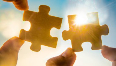 el ile gökyüzü arka plan ile adet bulmaca. 