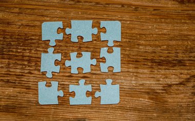 ahşap arka plan üzerinde adet bulmaca. bağlantı insanlar kavramı