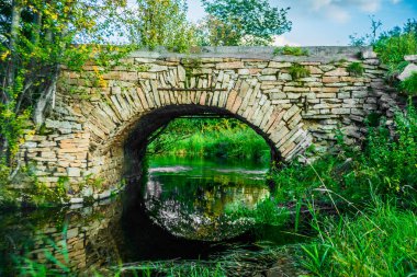 Köprü ormandaki uçmuş. Şeytan'ın Köprüsü sonbahar sezonu