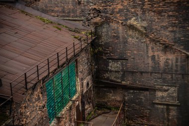 kırmızı tuğla duvar eski, retro, vintage, endüstriyel bina yaşlı..