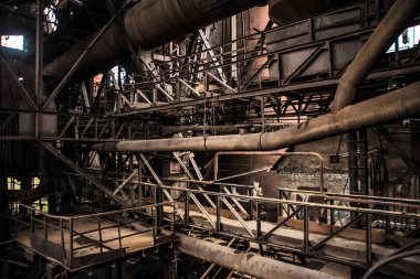 Güneş ışınları ile eski fabrika. Yatay endüstriyel retro Fotoğrafçılık. Eski fabrika yatay fotoğraf. Metal plakalar ve borular. Üretim veya depolama için büyük salon karanlık endüstriyel iç. 