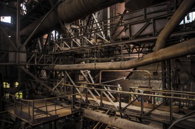 Güneş ışınları ile eski fabrika. Yatay endüstriyel retro Fotoğrafçılık. Eski fabrika yatay fotoğraf. Metal plakalar ve borular. Üretim veya depolama için büyük salon karanlık endüstriyel iç. 