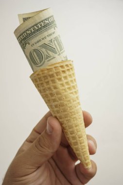 Erkek el gözleme Kupası beyaz arka plan üzerinde izole bir dolarlık banknot ile tutarak.