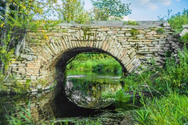Köprü ormandaki uçmuş. Şeytan'ın Köprüsü sonbahar sezonu