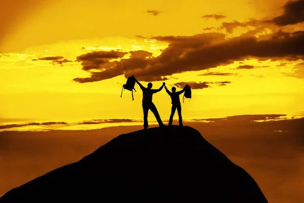 Silhuetten Lyckliga Paret Står Tillsammans Toppen Berget Med Händer Upp — Stockfoto