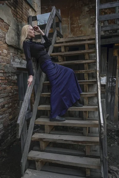 Femme Rêveuse Debout Sur Des Escaliers Bois — Photo