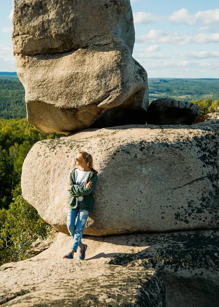 Blond Kvinna Står Toppmötet Vacker Solig Dag — Stockfoto