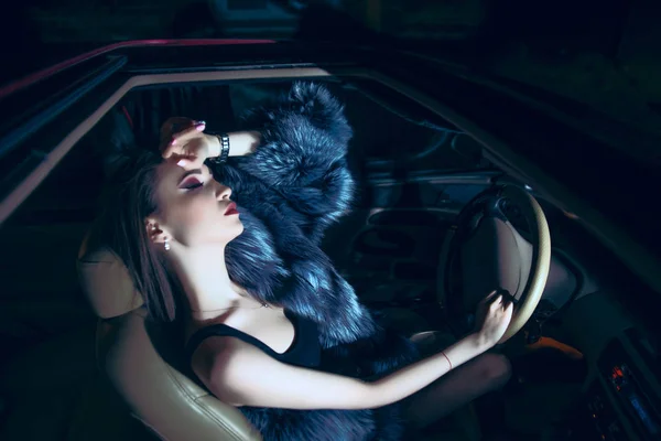 Junge Frau Sitzt Mit Bekleideten Augen Auto — Stockfoto