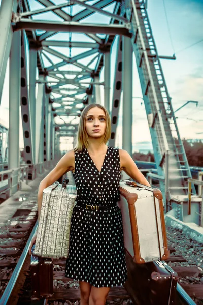 Portrait Jeune Adulte Blonde Caucasienne Fille Sur Pont Ferroviaire Métal — Photo