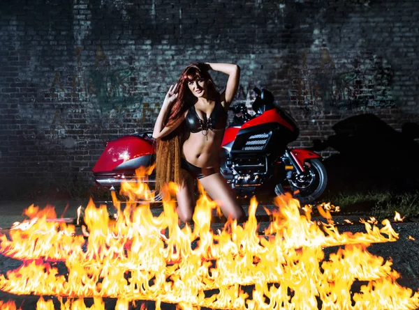 Mädchen Kniet Vor Der Feuerflamme Und Rotes Chopper Motorrad Gegen — Stockfoto