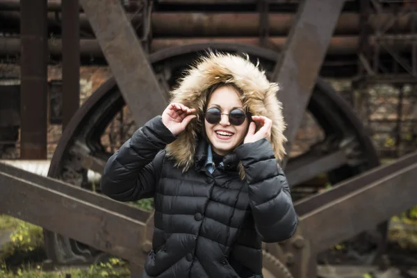 Chica Morena Con Elegante Chaqueta Negra Con Capucha Gafas Sol — Foto de Stock