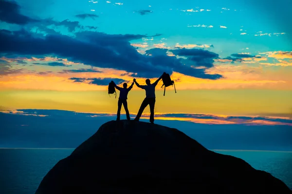 Silueta Pareja Feliz Pie Juntos Pico Montaña Con Las Manos — Foto de Stock