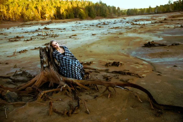 Front View Woman Sitting Roots Trunk Dead Tree Deep Depression — Stock Photo, Image