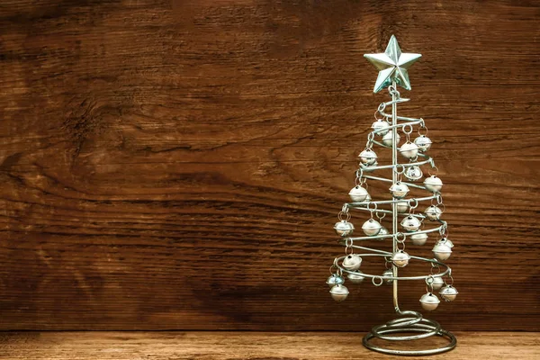 Tarjeta Felicitación Navidad Con Abeto Metal Plateado Sobre Fondo Nevado —  Fotos de Stock