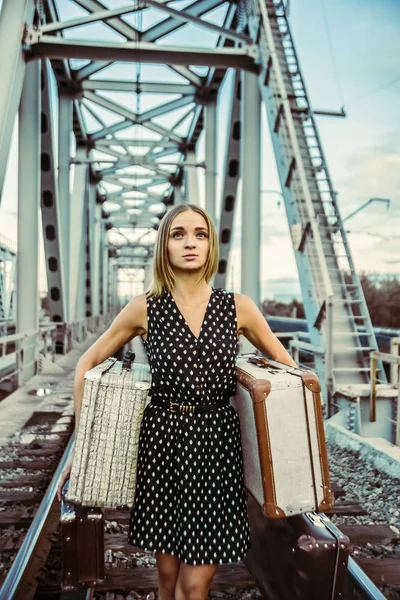 Retrato Joven Adulto Rubia Caucásica Chica Puente Metal Del Ferrocarril —  Fotos de Stock