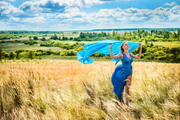 Buğday Alan Üzerinde Yürüyen Romantik Ince Kadın Portresi Parlak Mavi — Stok fotoğraf