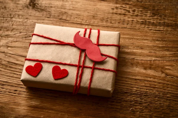 Κουτί Δώρου Δύο Κόκκινες Καρδιές Και Μουστάκι Ξύλινο Τραπέζι Φόντο — Φωτογραφία Αρχείου