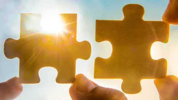 Händer Med Pusselbitar Med Himmel Bakgrund — Stockfoto