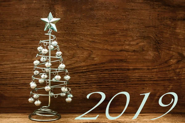Weihnachtsgrußkarte Mit Silbernem Tannenbaum Aus Metall Auf Schneebedecktem Hintergrund — Stockfoto