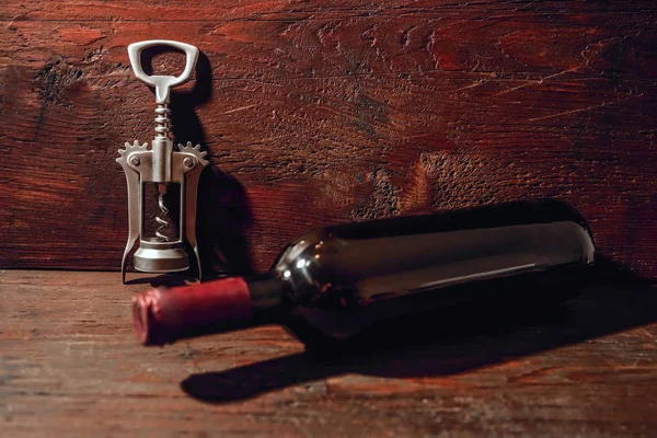 Bir Şişe Şarap Ahşap Arka Plan Üzerinde Metal Corkcrew Boş — Stok fotoğraf