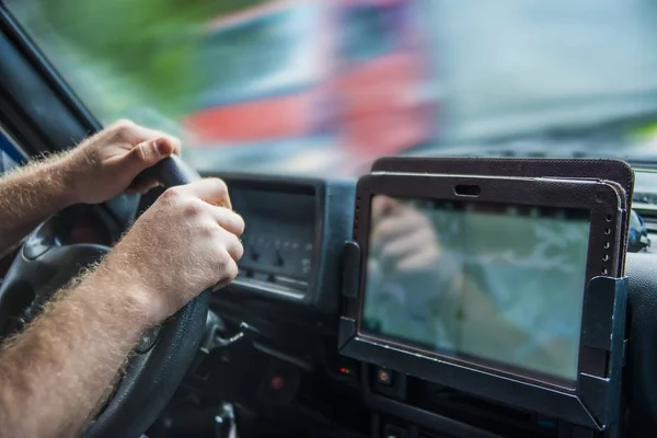 Geen Gezicht Man Met Gps Toepassing Auto Tablet Scherm — Stockfoto