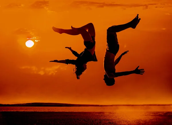 Família Praia Silhueta Casal Homem Mulher Pulando Praia Pôr Sol — Fotografia de Stock