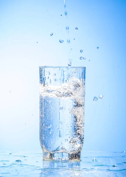 Acqua Versando Vetro Foto Sullo Sfondo Blu — Foto Stock