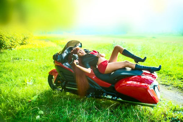 Mujer Joven Rojo Motocicleta Moderna Camino Del Campo Campo Verde — Foto de Stock