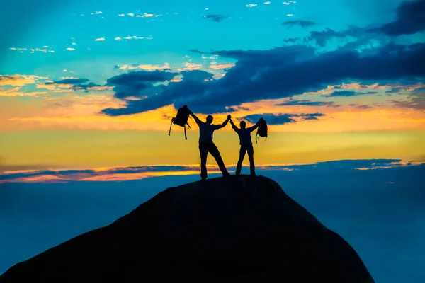 Silhueta Casal Feliz Juntos Pico Montanha Com Mãos Levantadas — Fotografia de Stock