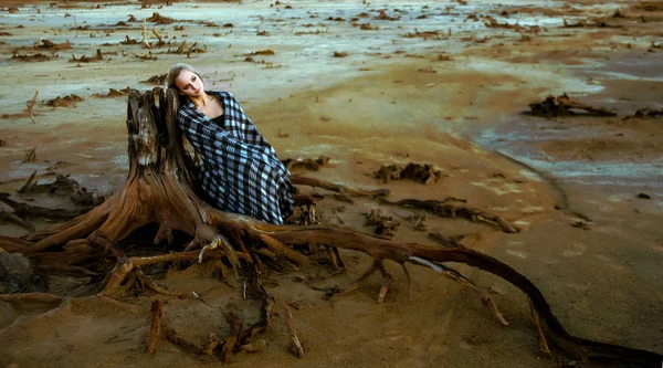 Front View Woman Sitting Roots Trunk Dead Tree Deep Depression — Stock Photo, Image