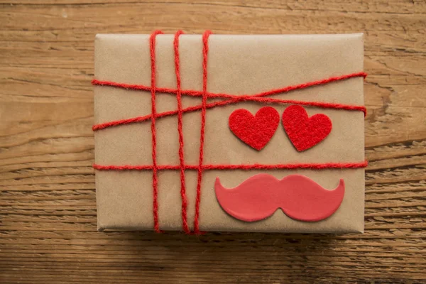Κουτί Δώρου Δύο Κόκκινες Καρδιές Και Μουστάκι Ξύλινο Τραπέζι Φόντο — Φωτογραφία Αρχείου