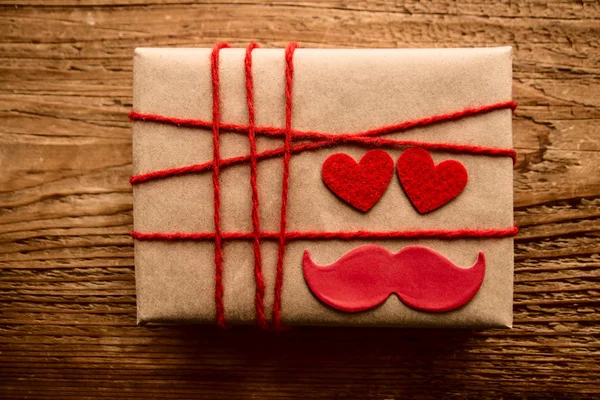 Caja Regalo Con Dos Corazones Rojos Bigote Sobre Fondo Mesa —  Fotos de Stock