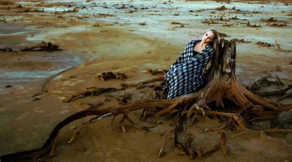 Framsida Kvinna Som Sitter Rötterna Stammen Döda Träd Djup Depression — Stockfoto