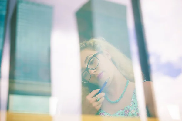 Concepto Pensativo Mujer Trabajando Cafetería Dama Negocios Haciendo Papeleo Lugar —  Fotos de Stock