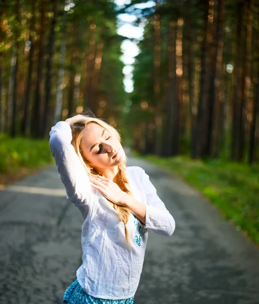 Portrait Magnifique Jeune Femme Plein Soleil Extérieur Fille Heureuse Profitant — Photo