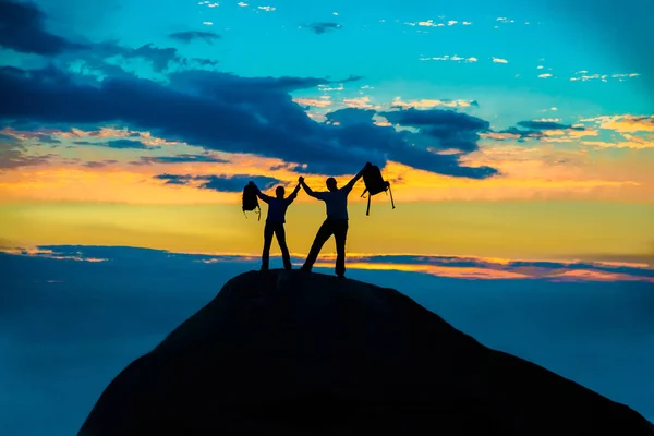 Silueta Pareja Feliz Pie Juntos Pico Montaña Con Las Manos —  Fotos de Stock