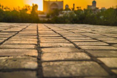 Gün batımında kömür topakları. Arnavut kaldırımlı taş güneş ışığına karşı Asya Sarayı Camii.