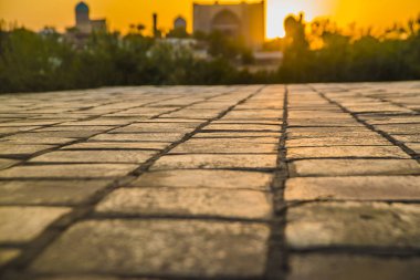 Gün batımında kömür topakları. Arnavut kaldırımlı taş güneş ışığına karşı Asya Sarayı Camii.