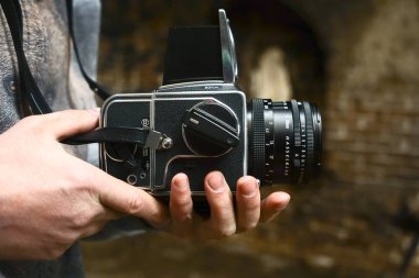Borgholm, İsveç - Mai 19, 2018: Hasselblad fotoğrafçı. Vintage, retro kamera erkek elinde. yüzü olmayan