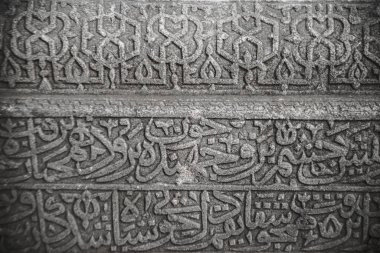 iç dekorasyon İslam öğeleri, çini, oryantal süsler ve gri duvar arka planda Arapça bağ