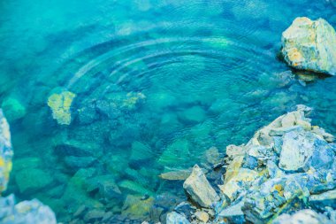 şeffaf açık mavi su. Doğa