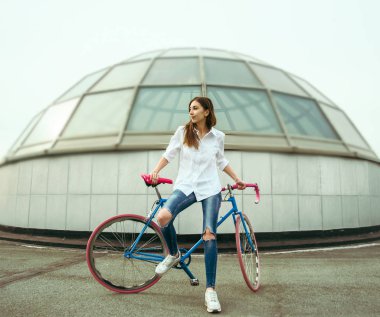 Kentsel Bisiklet - Bisiklet City ile genç kız. sportif vintage tarzı bisiklet ile şirin esmer kadın