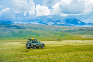off road araç and Dağları'nın vahşi doğada kar ile kaplı.