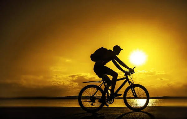 Silhueta Homem Andando Bicicleta — Fotografia de Stock
